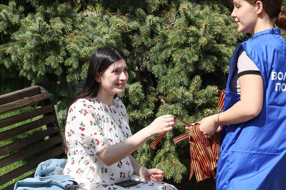 Где в 2026 году раздают георгиевские ленточки. Фото © ТАСС / Александр Полегенько