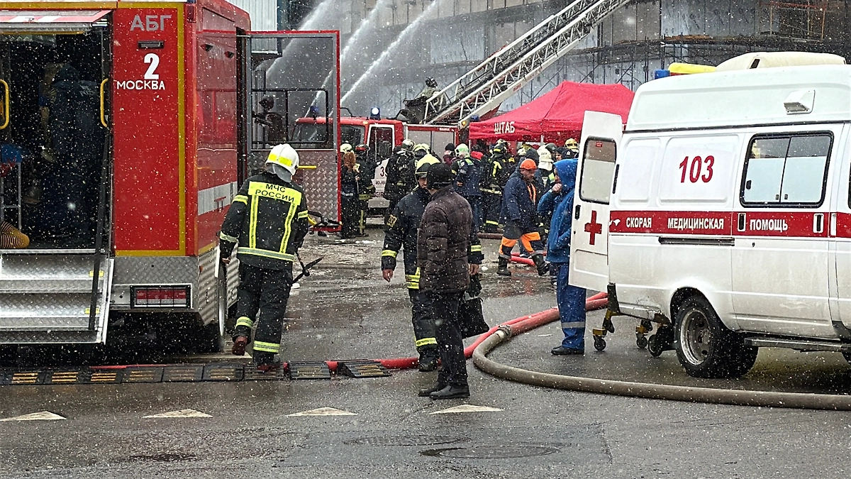 Пожар на на частной строительной площадке в районе Аэропорт. Фото © Life.ru