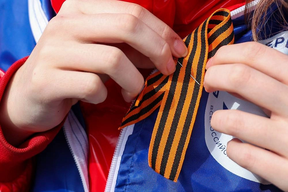 Как правильно носить георгиевскую ленту. Фото © ТАСС / Кирилл Кухмарь