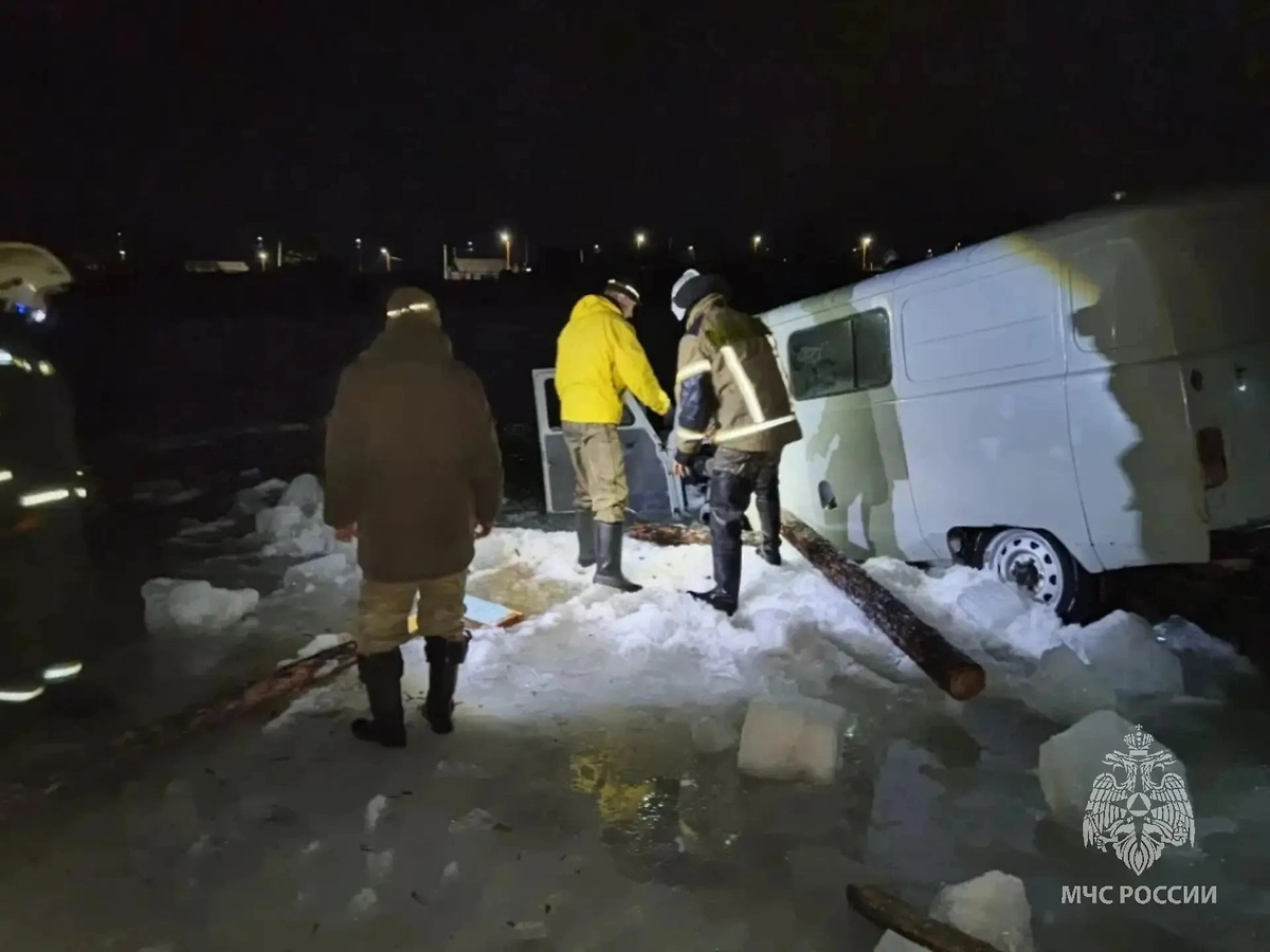 УАЗ-452 провалился под лёд. Фото © MAX / МЧС Забайкальского края