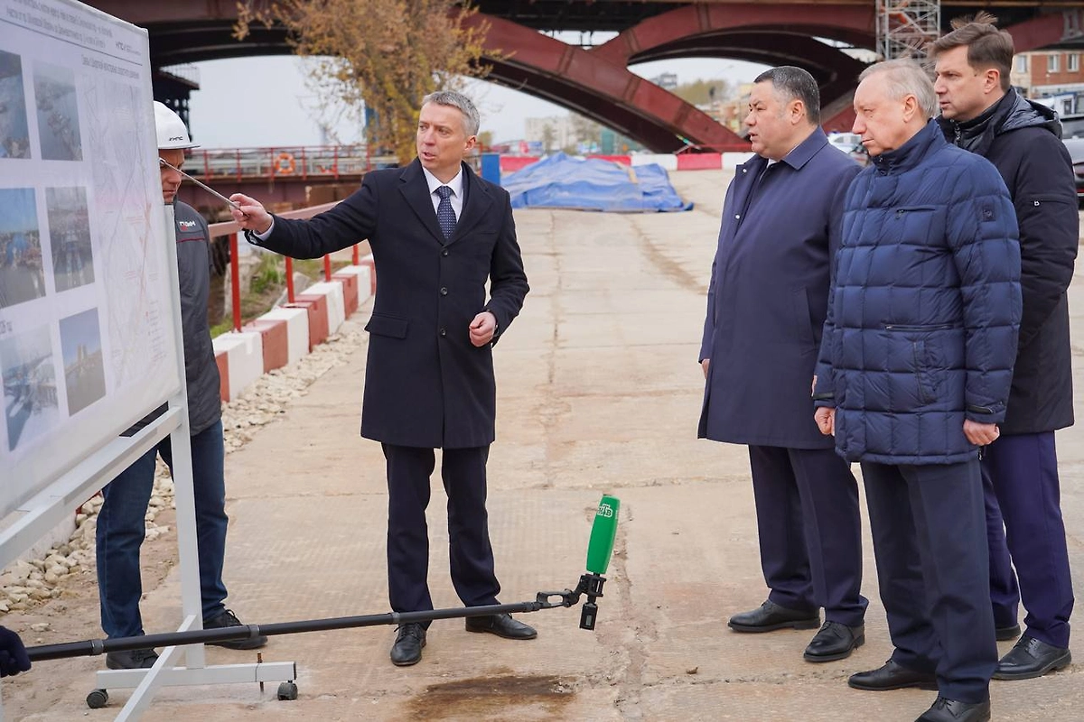 Губернатор Александр Беглов и полпред президента в СЗФО Игорь Руденя осматривают план Большого Смоленского. Фото © Telegram / Александр Беглов