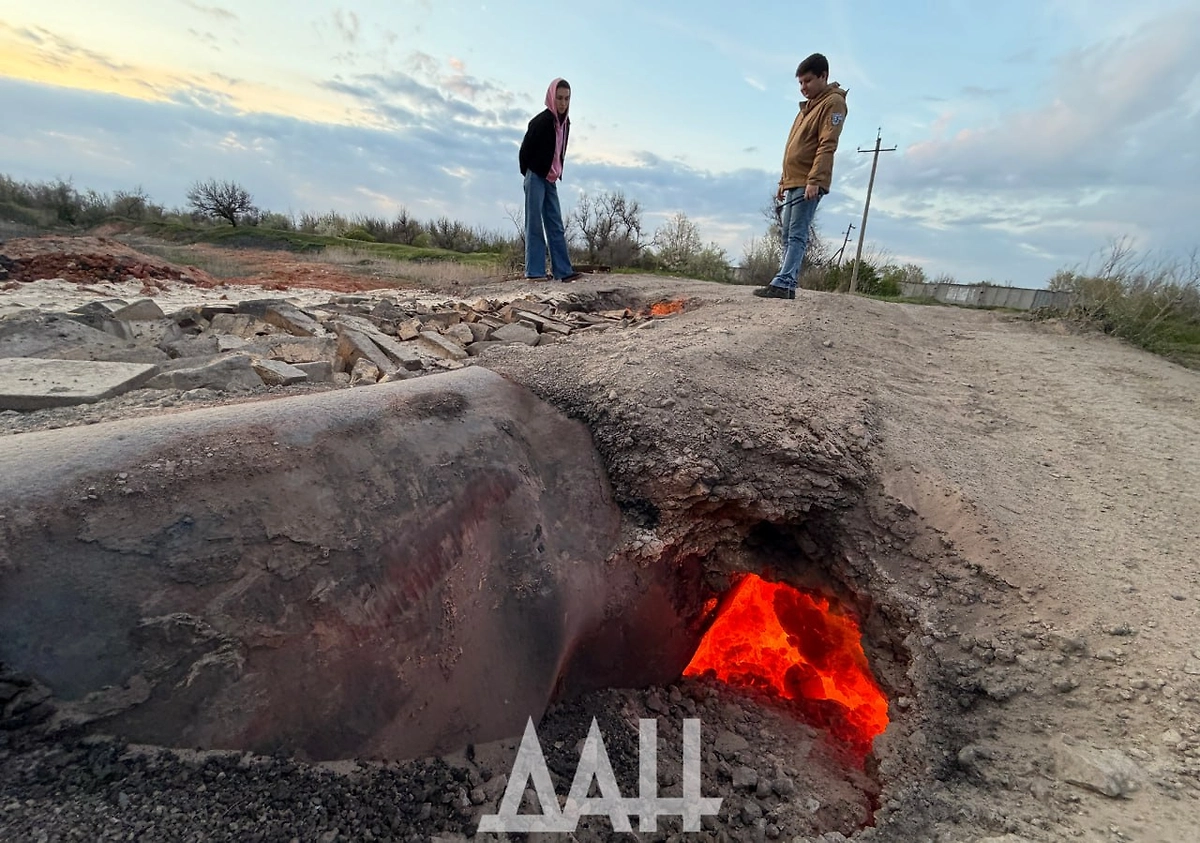 В Петровском районе Донецка под провалом асфальта горит порода. Фото © Telegram / Донецкое агентство новостей (ДАН)