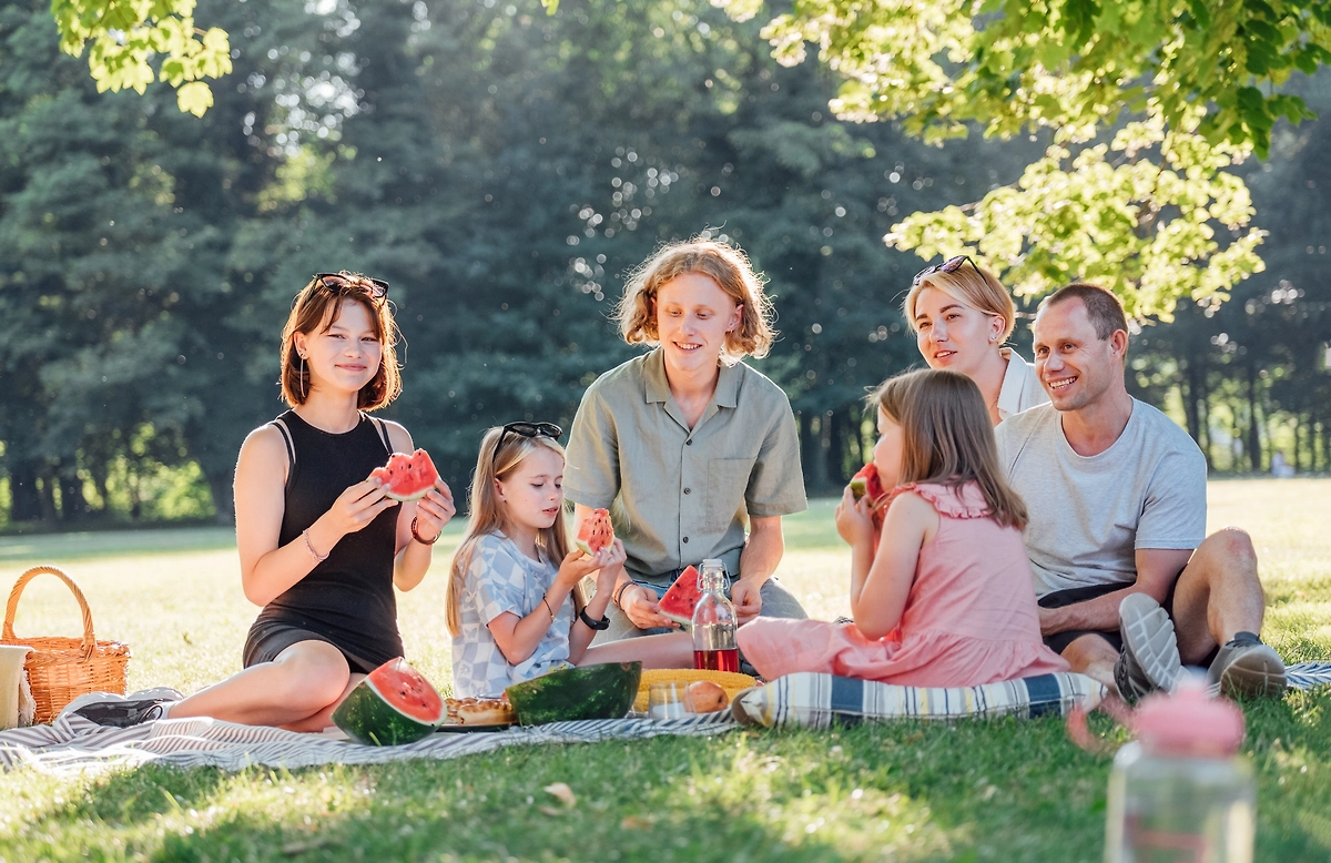 Особенности питания детей на шашлыках и пикнике: что нельзя есть детям? Фото © Shutterstock / FOTODOM / Soloviova Liudmyla