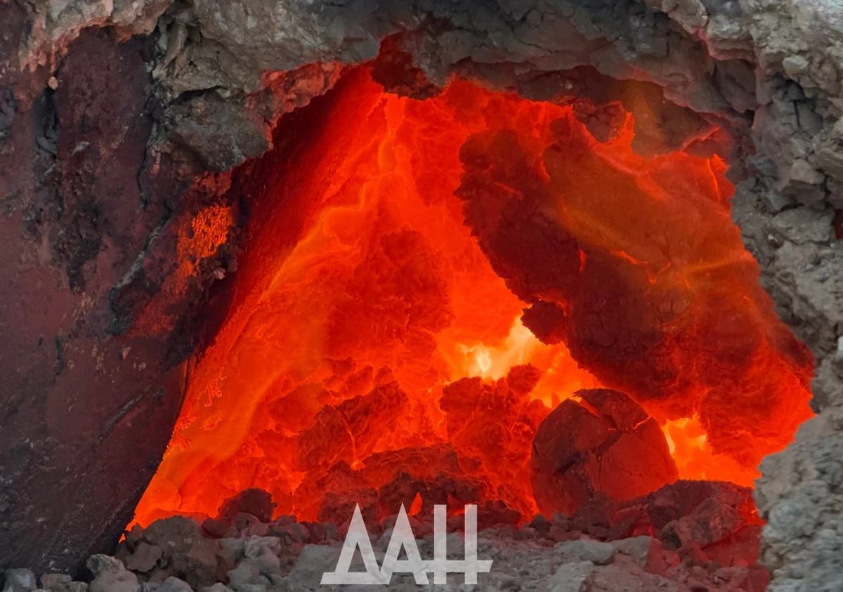 В Петровском районе Донецка под провалом асфальта горит порода. Фото © Telegram / Донецкое агентство новостей (ДАН)