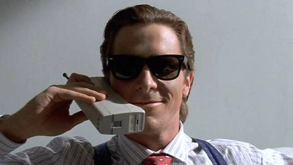 Что умел и не умел первый сотовый телефон в мире? Технические характеристики первого «кирпича». Фото © Кадр из фильма «Американский психопат», режиссёр Мэри Хэррон, сценаристы Мэри Хэррон, Гвиневер Тёрнер, Брет Истон Эллис / Kinopoisk