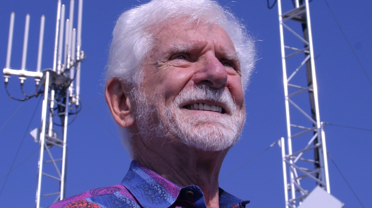 Кто изобрёл первый сотовый телефон? В каком году появился первый мобильный телефон? Мартин Купер, который изменил мир. Фото © Wikipedia / GS200