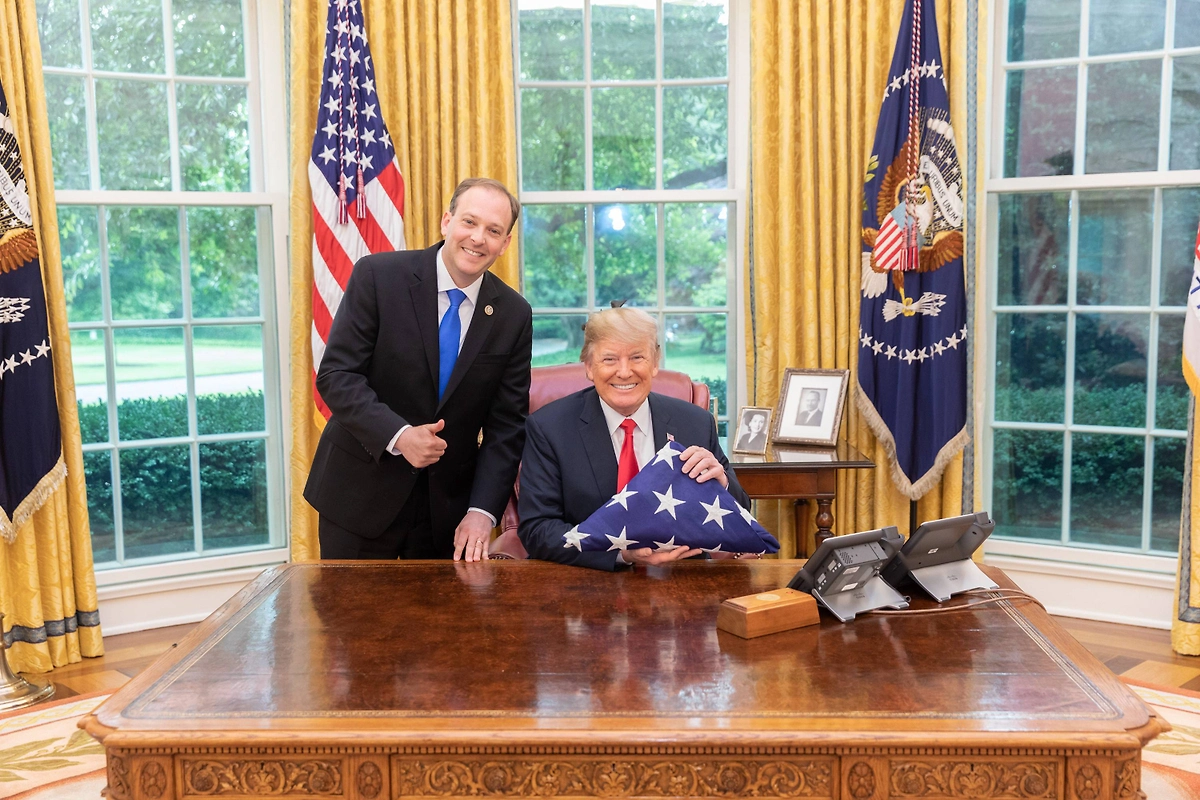 Администратор Агентства по охране окружающей среды Ли Зелдин с Дональдом Трампом. Фото © Wikipedia / Шейла Крейгхед
