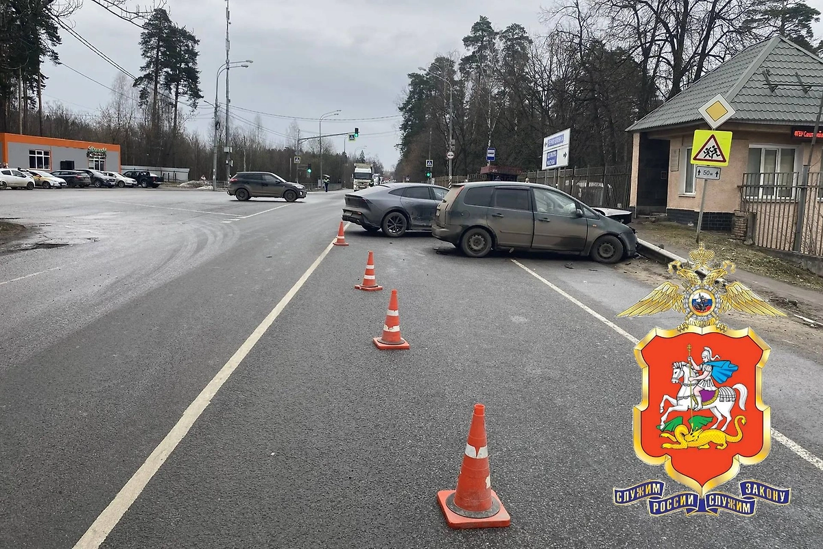 В Щёлковском округе столкнулись три легковушки. Фото © Telegram / Подмосковная полиция