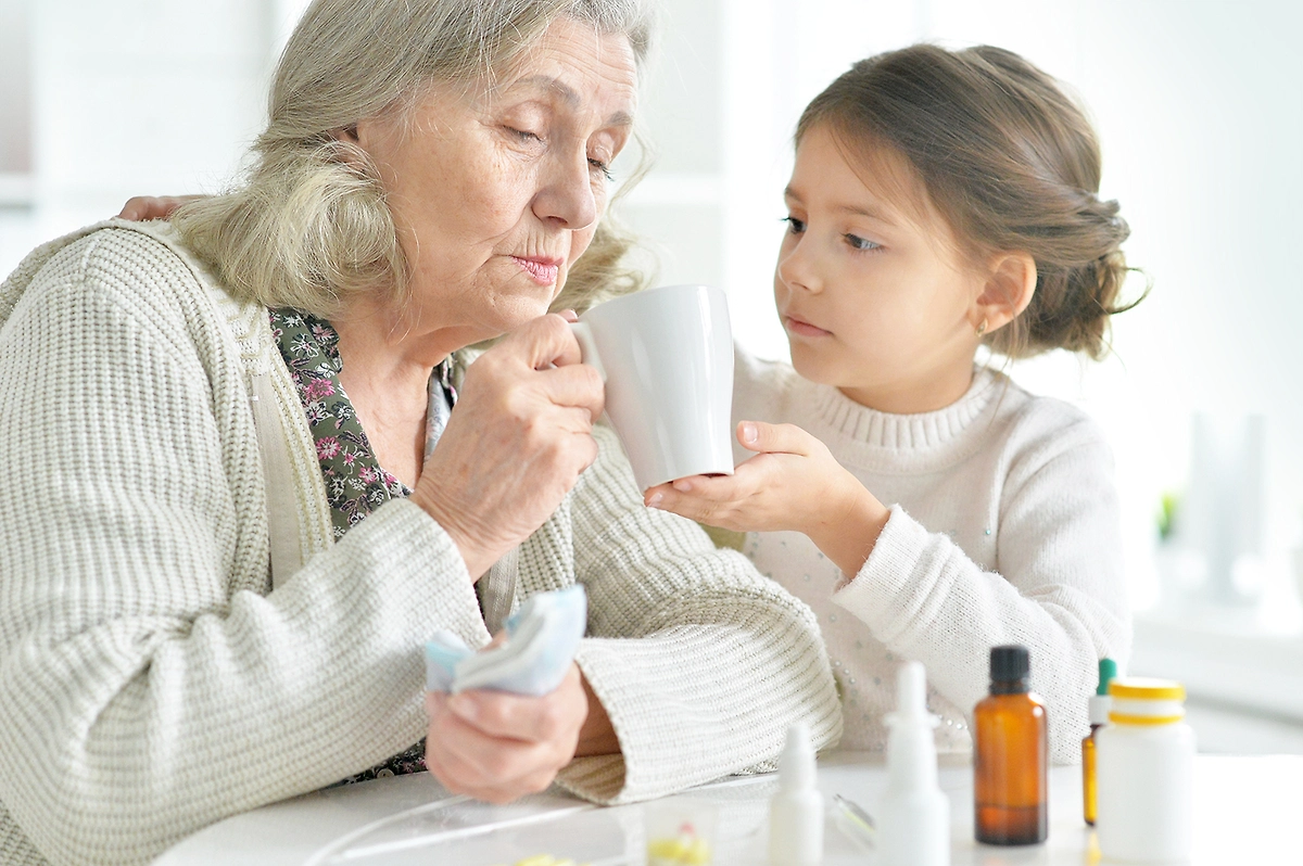 Как общаться с токсичной бабушкой: советы психологов родителям. Фото © Shutterstock / FOTODOM / Ruslan Huzau