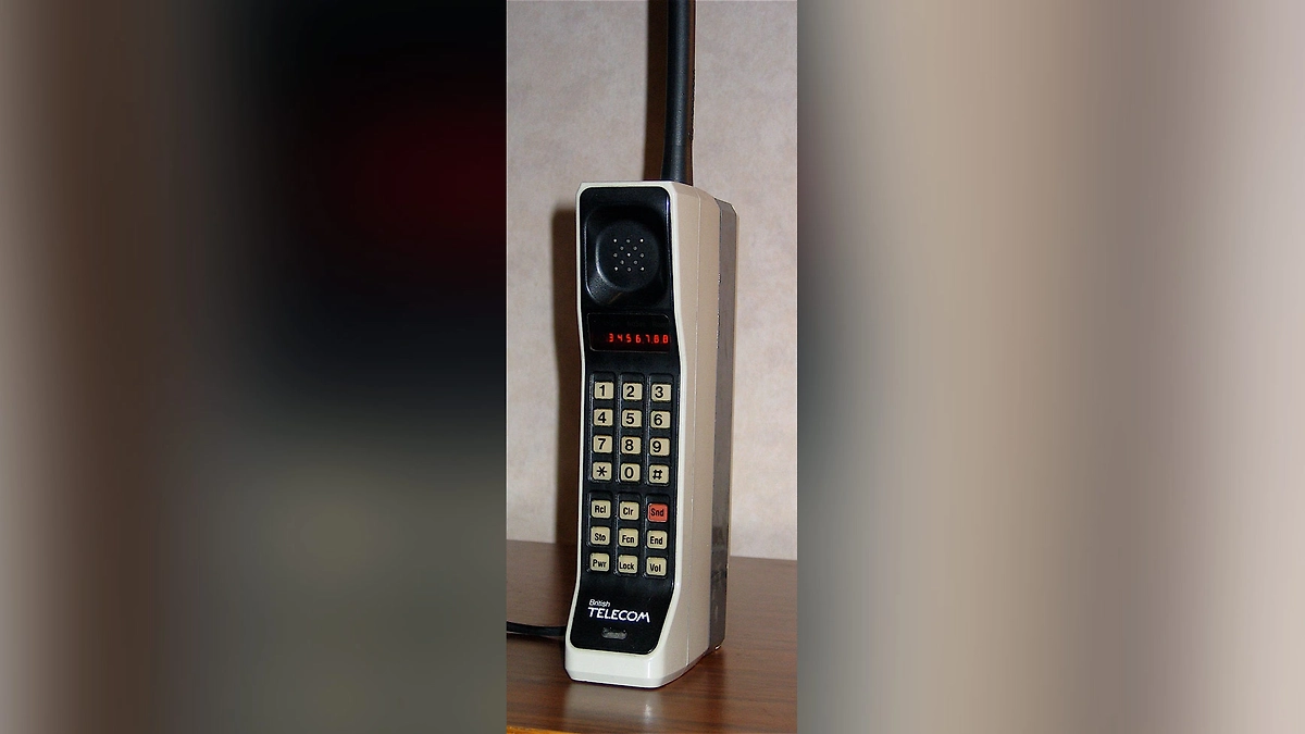 DynaTAC: технические характеристики и сравнение с современым IPhone, Фото © Wikipedia / Redrum0486