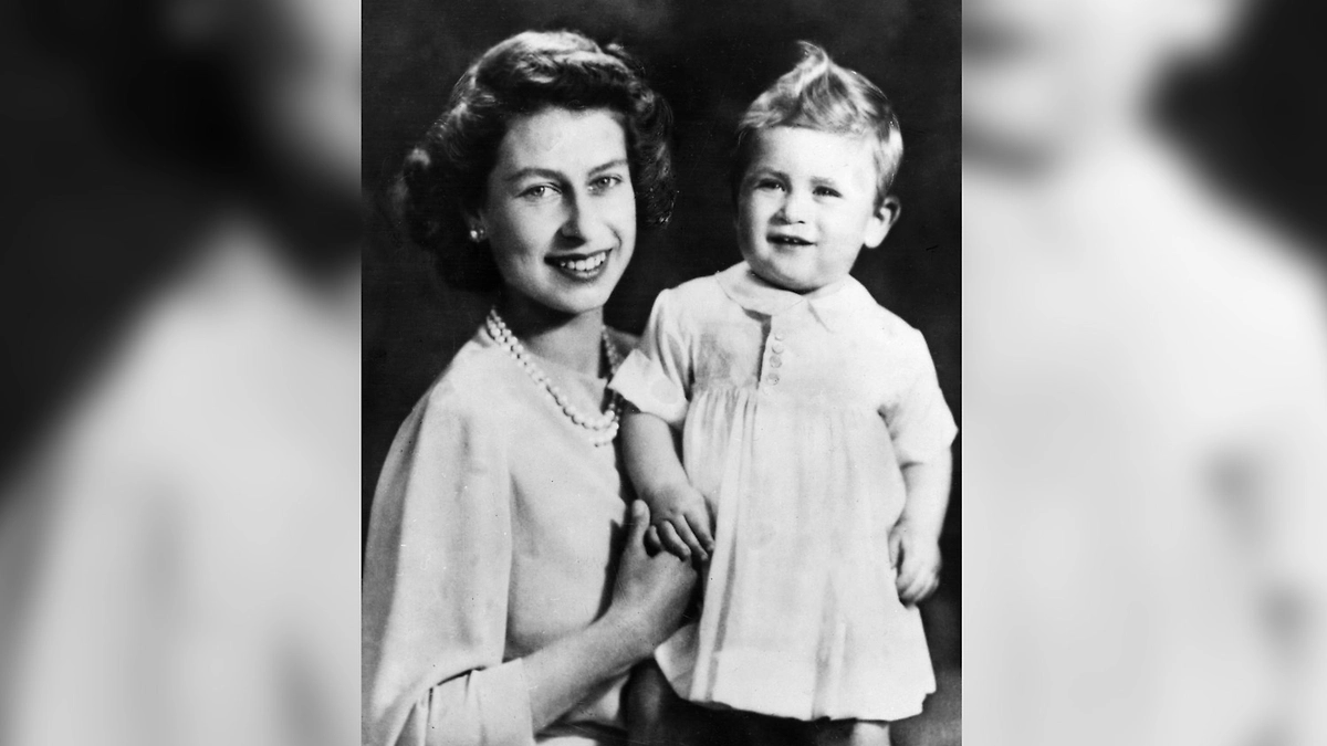 Первый ребёнок королевы Елизаветы II: принц Чарльз. Фото ©&nbsp;Getty Images / ullstein bild / ullstein bild