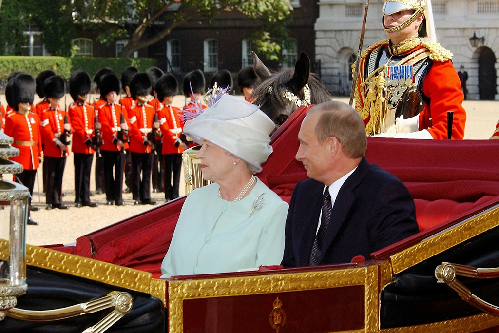 Президент России Владимир Путин и королева Елизавета II во время его визита в Лондон в 2003 году. Фото © ТАСС / Сергей Величкин