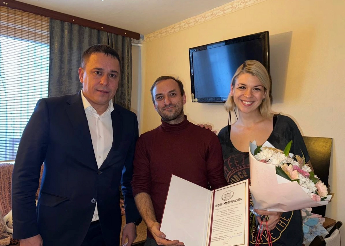 Илья Ленин (по центру) вместе с супругой. Фото из личного архива героя 