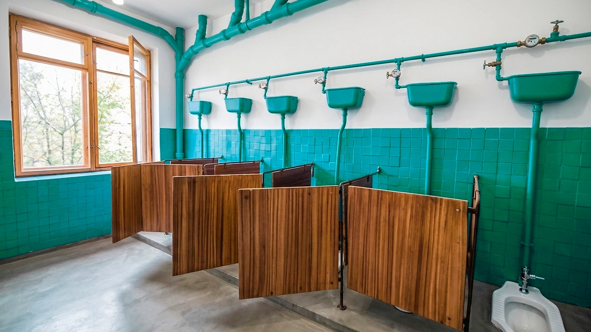 Советские унитазы с бачком под потолком: история и причины. Фото © Shutterstock / FOTODOM / Fotokon © Gemini Nano Banana