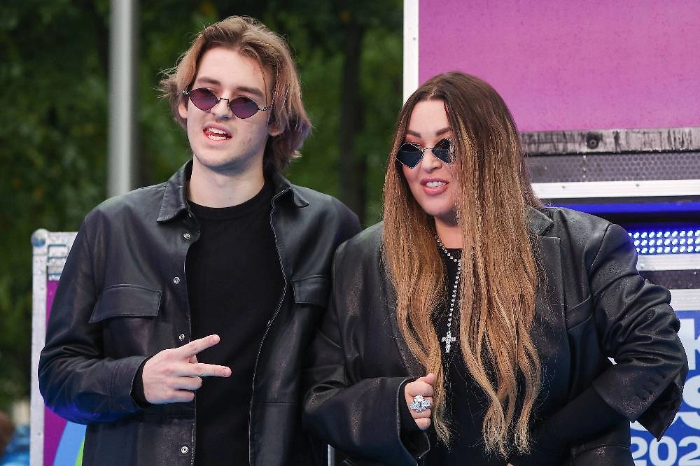 Ирина Дубцова с сыном Артёмом. Дом певицы недавно ограбили. Фото © ТАСС / Сергей Булкин