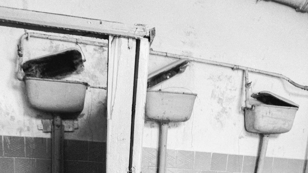 Унитазы с высоким бачком в СССР: зачем делали такую конструкцию. Фото © ТАСС / Сергей Мамонтов