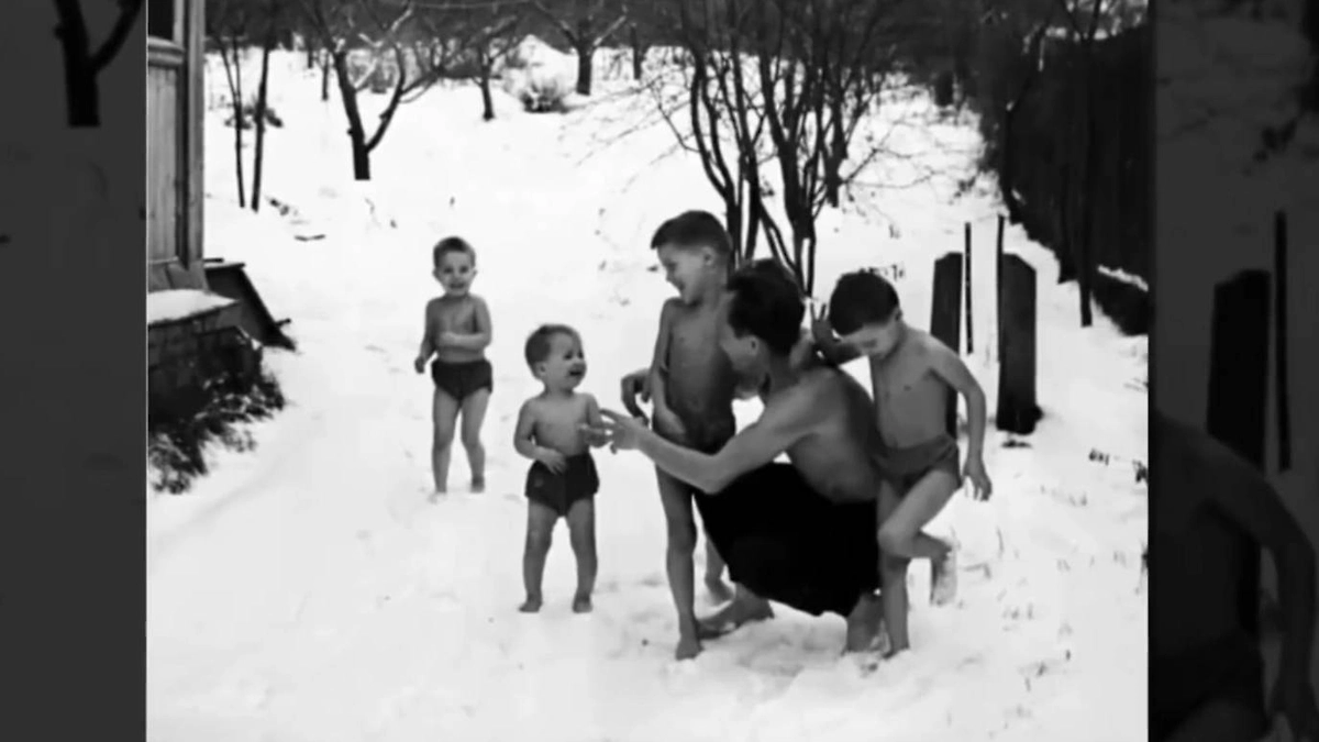 Что стало с детьми семьи Никитиных, которых закаляли снегом. Фото © Youtube / Простые Истории!