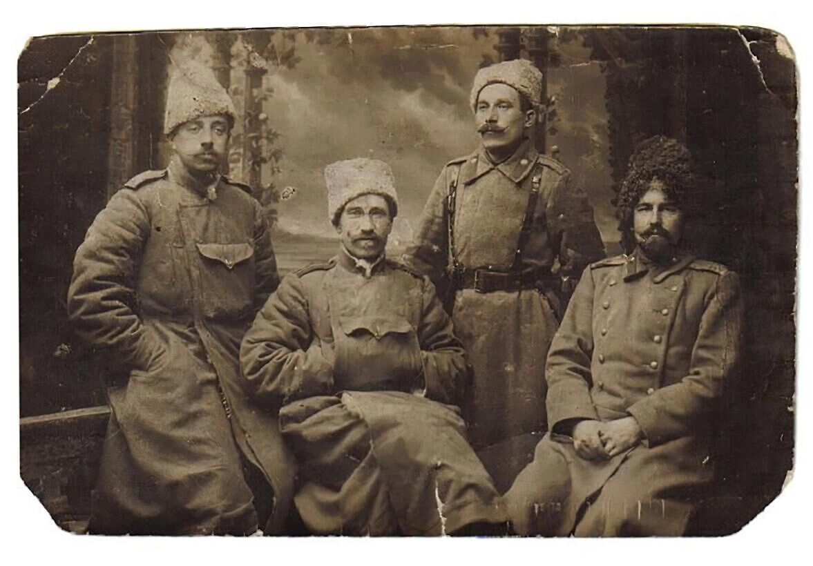 Старые фотографии предков Фредерика Аникина в казачьей форме. Фото © Telegram / Российское казачество