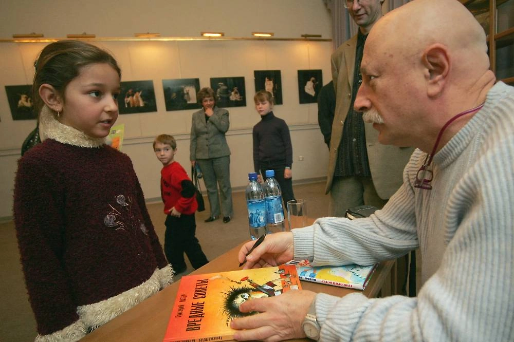 Писатель Григорий Остер подписывает свои книги для детей. Фото © ТАСС / Василий Смирнов