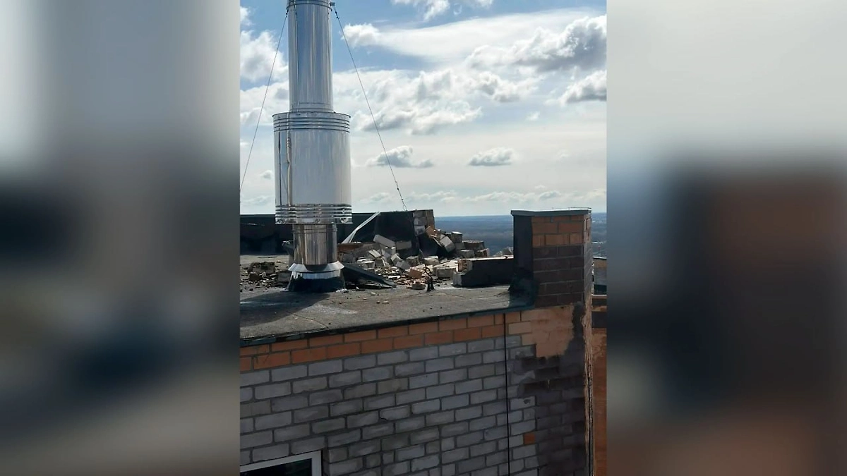 Крыша, повреждённая в результате падения БПЛА в Курске. Фото © Telegram / Александр Хинштейн