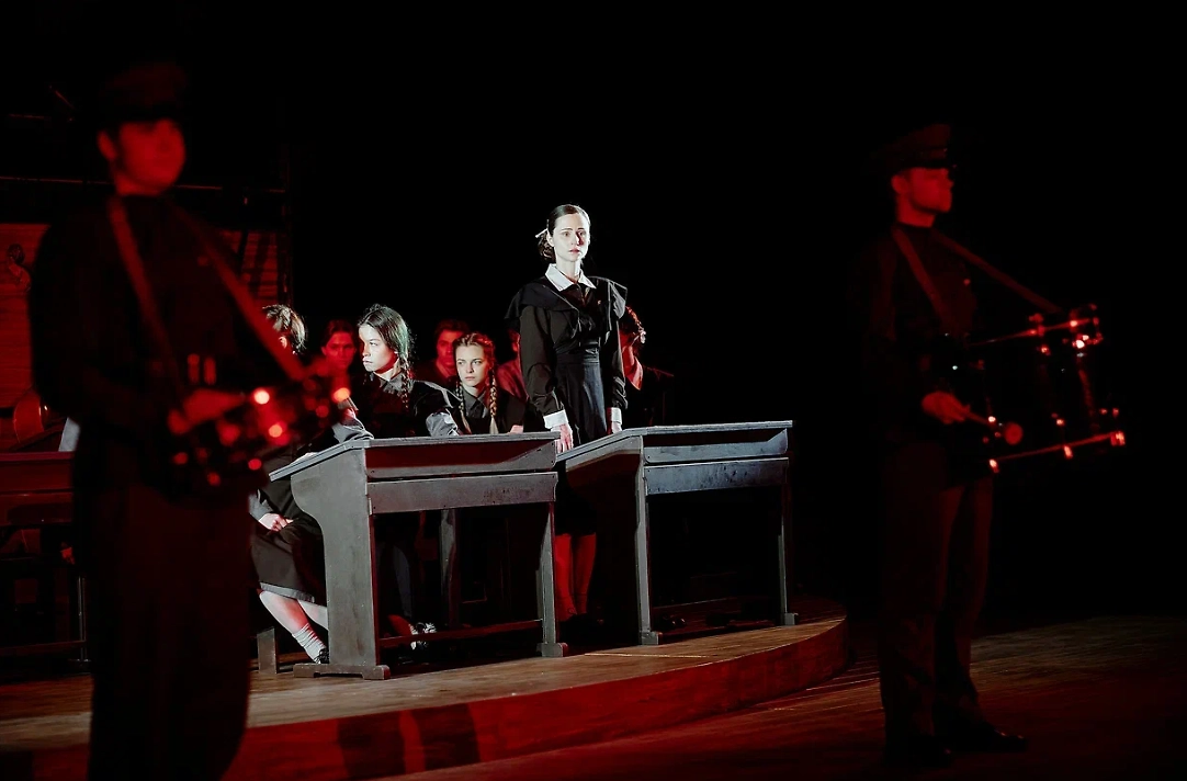 Спектакль «Завтра была война» в Театре Пушкина идёт уже третий год, следующий показ состоится 20 мая 2026 года. Фото © Геворг Арутюнян 