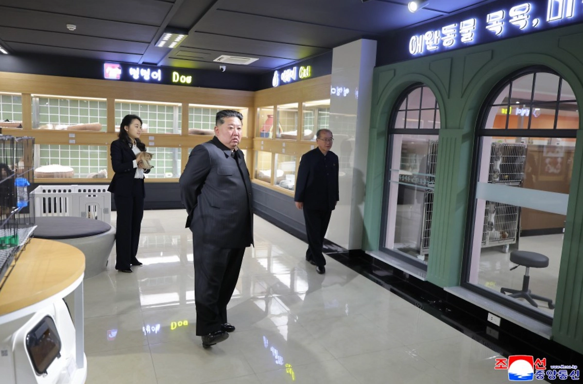Ким Чен Ын в зоомагазине. Фото © ЦТАК