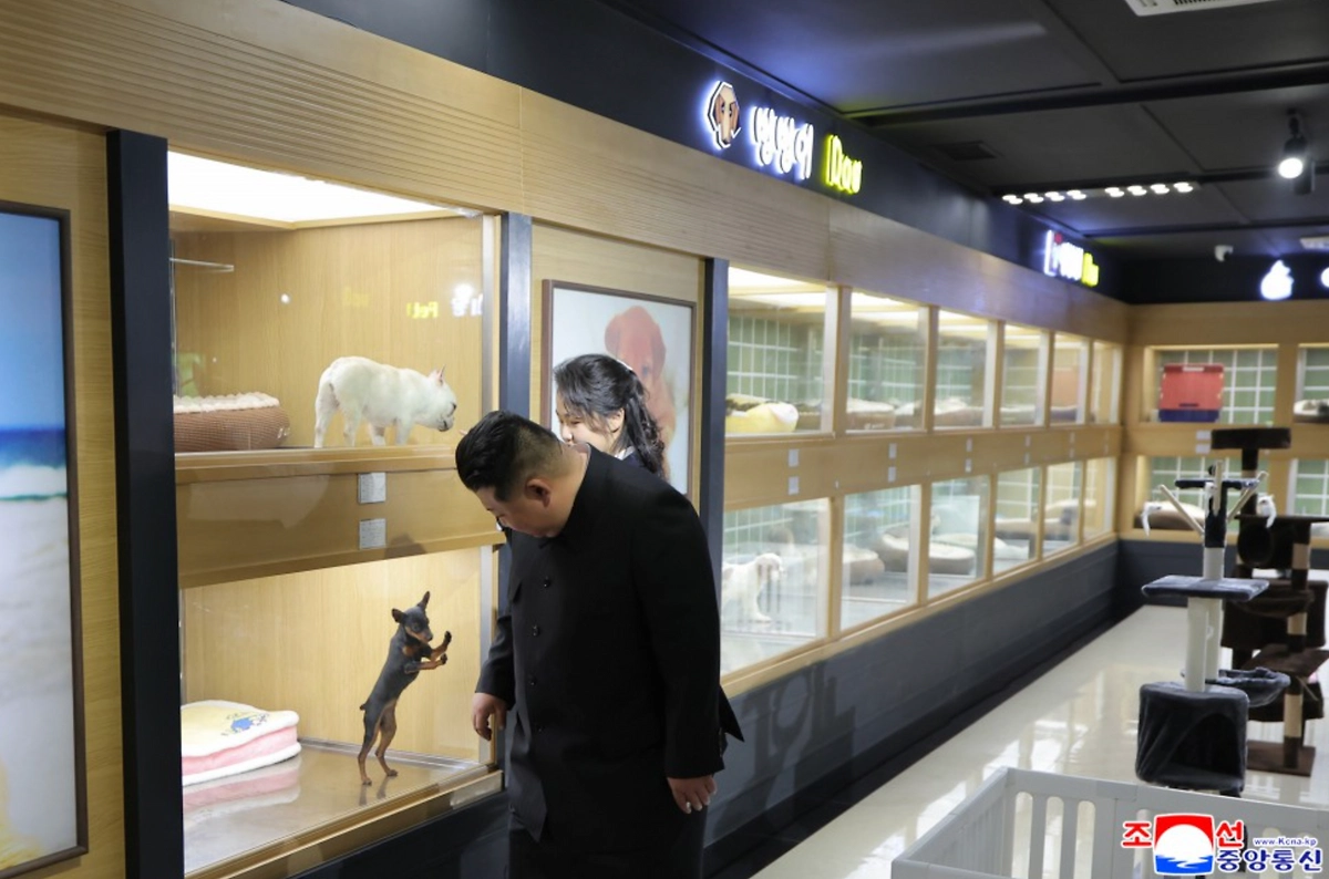 Ким Чен Ын в зоомагазине. Фото © ЦТАК
