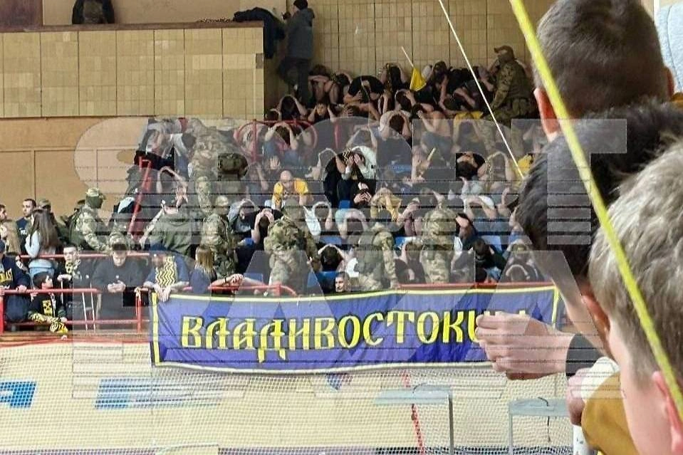 Силовики внезапно ворвались на трибуны во время финала турнира по мини-футболу. Фото © Telegram / Sport Baza