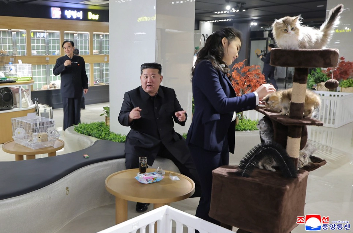 Ким Чен Ын в зоомагазине. Фото © ЦТАК