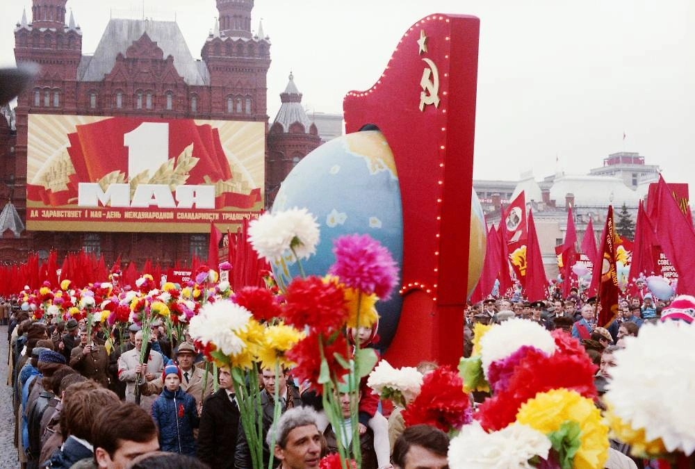 Первомайская демонстрация была праздником весны: люди несли шары, флаги и транспаранты «Мир! Труд! Май!» Фото ©&nbsp;ТАСС / Валентин Кузьмин