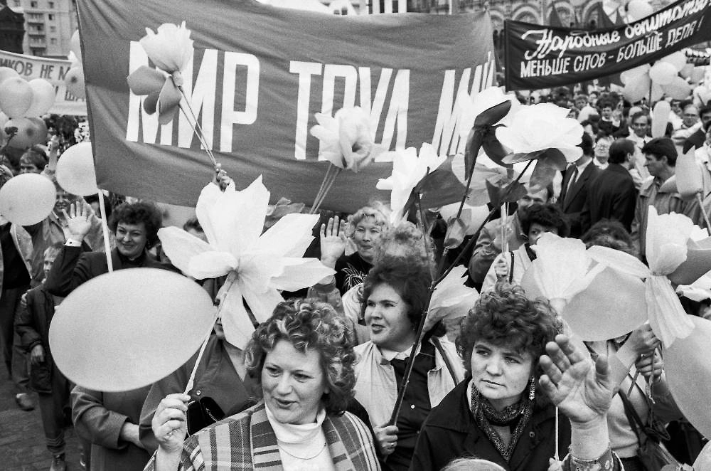 Первомай любили за атмосферу единения, весеннее настроение и два выходных дня подряд. Фото ©&nbsp;ТАСС / Николай Малышев, Александр Сенцо