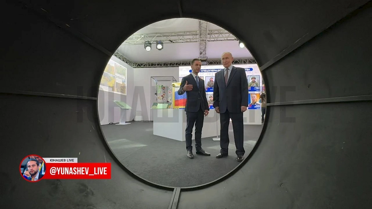 Путину в Манеже показали путь 800 героев операции «Поток». Фото © Telegram / Юнашев LIVE