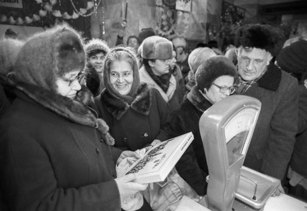 В гастрономах к 7 ноября появлялись дефицитные продукты — главная радость праздника. Фото © ТАСС / Садчиков Виктор