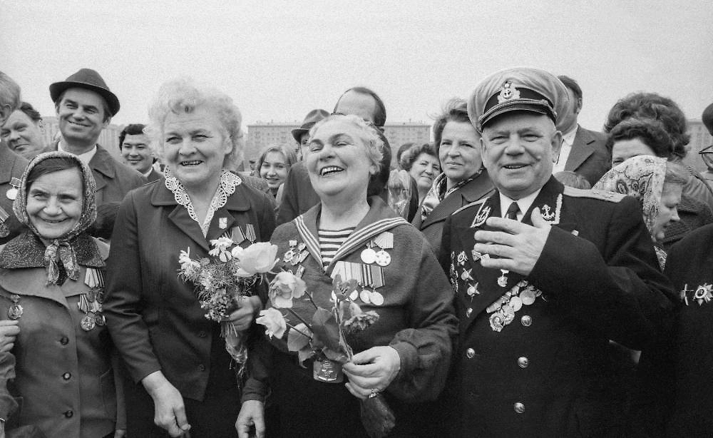 День Победы объединял всех: ветераны надевали пиджаки с медалями, а школьники слушали их рассказы.Фото © ТАСС / Валентин Кузьмин, Юрий Лизунов