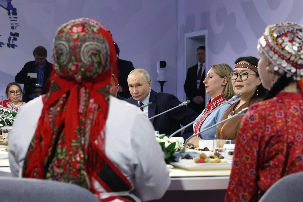 Путин на встрече с представителями коренных народов.Фото © Kremlin.ru
