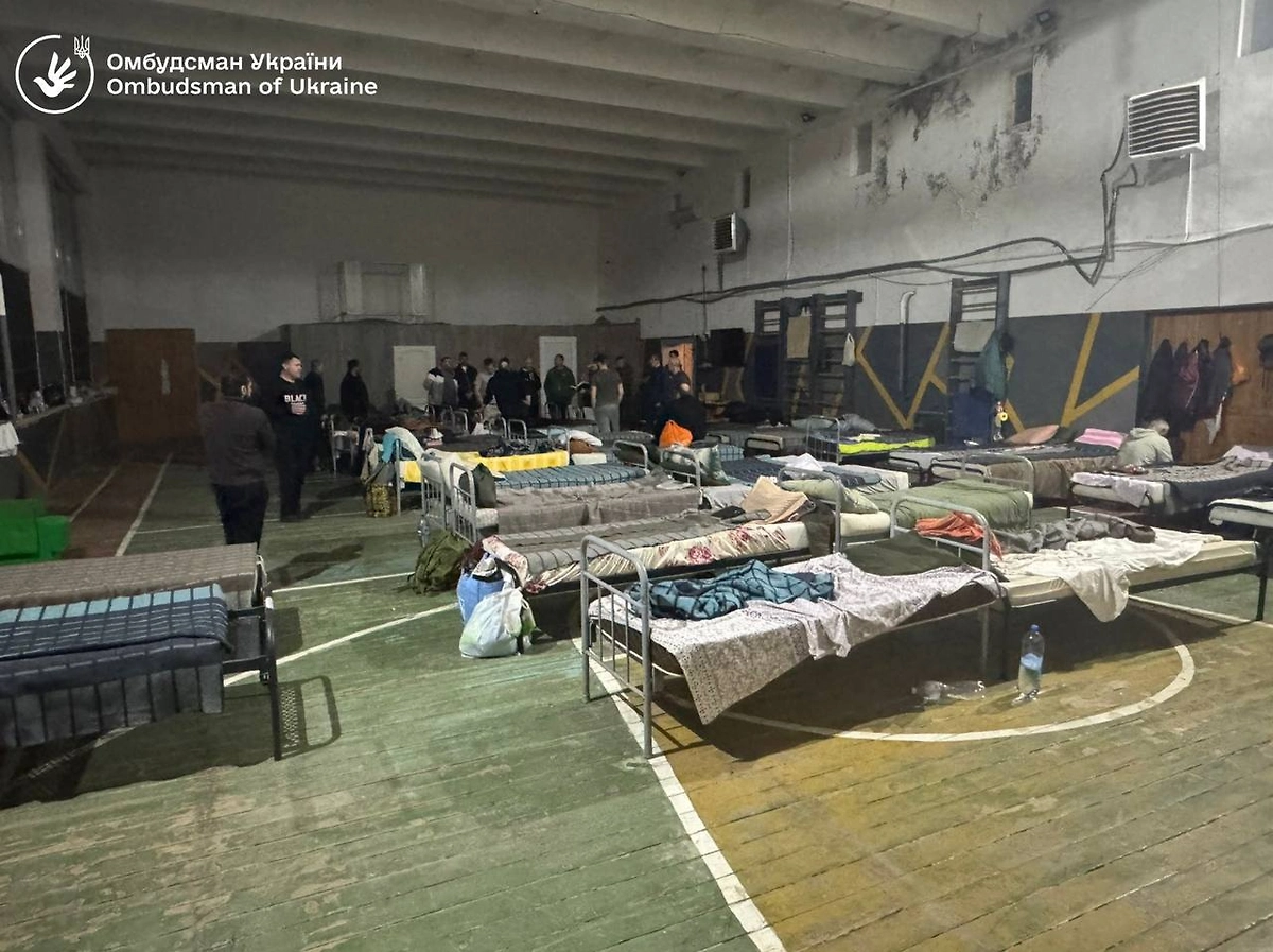 Обстановка в ТЦК в Ужгороде. Фото © Facebook (признан экстремистской организацией и запрещён на территории Российской Федерации) / Дмитрий Лубинец