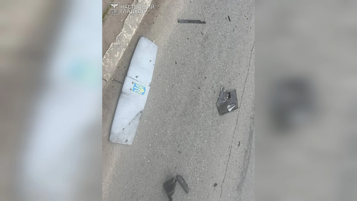 Автобус попал под удар украинского дрона в Белгороде. Фото © Telegram / Настоящий Гладков