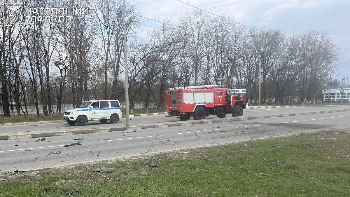 Автобус попал под удар украинского дрона в Белгороде. Фото © Telegram / Настоящий Гладков