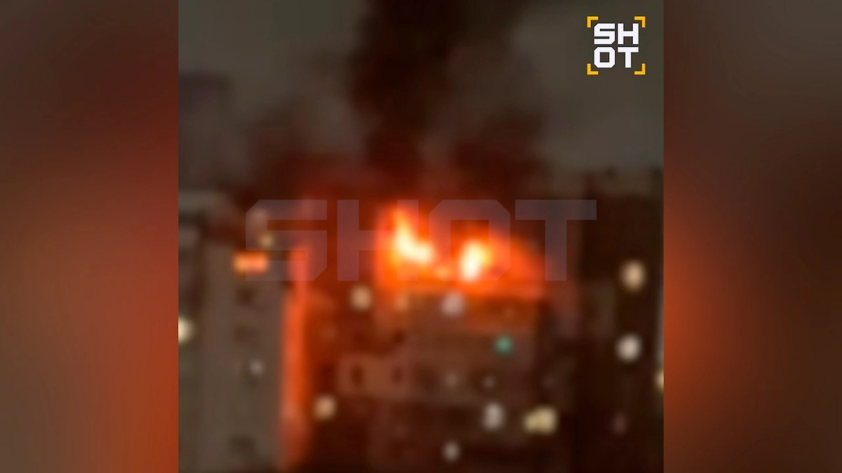 Беспилотник ВСУ врезался в жилую многоэтажку в Новороссийске. Фото © Telegram / SHOT