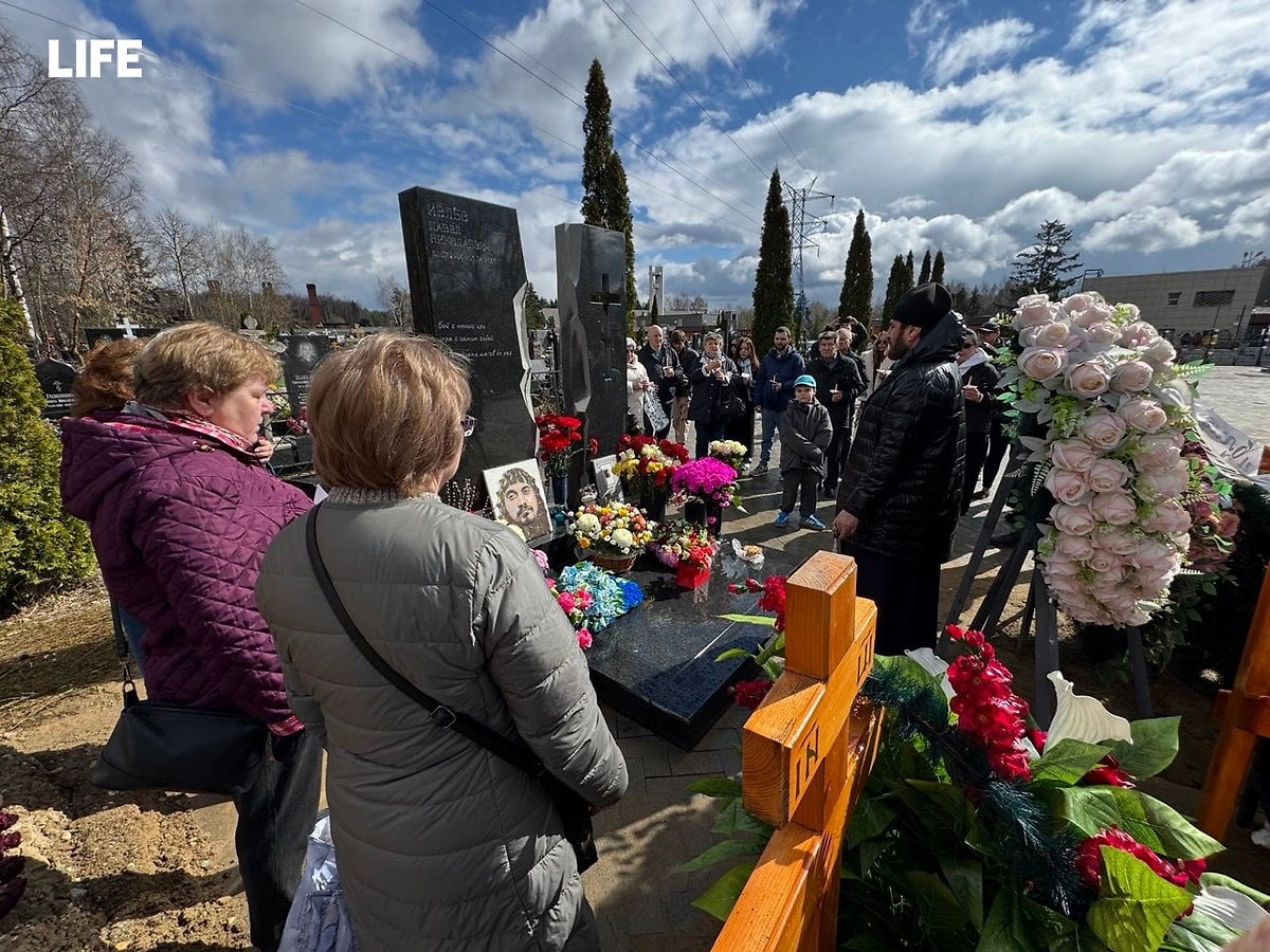 Родные Паши Техника в годовщину смерти рэпера почтили его память на кладбище