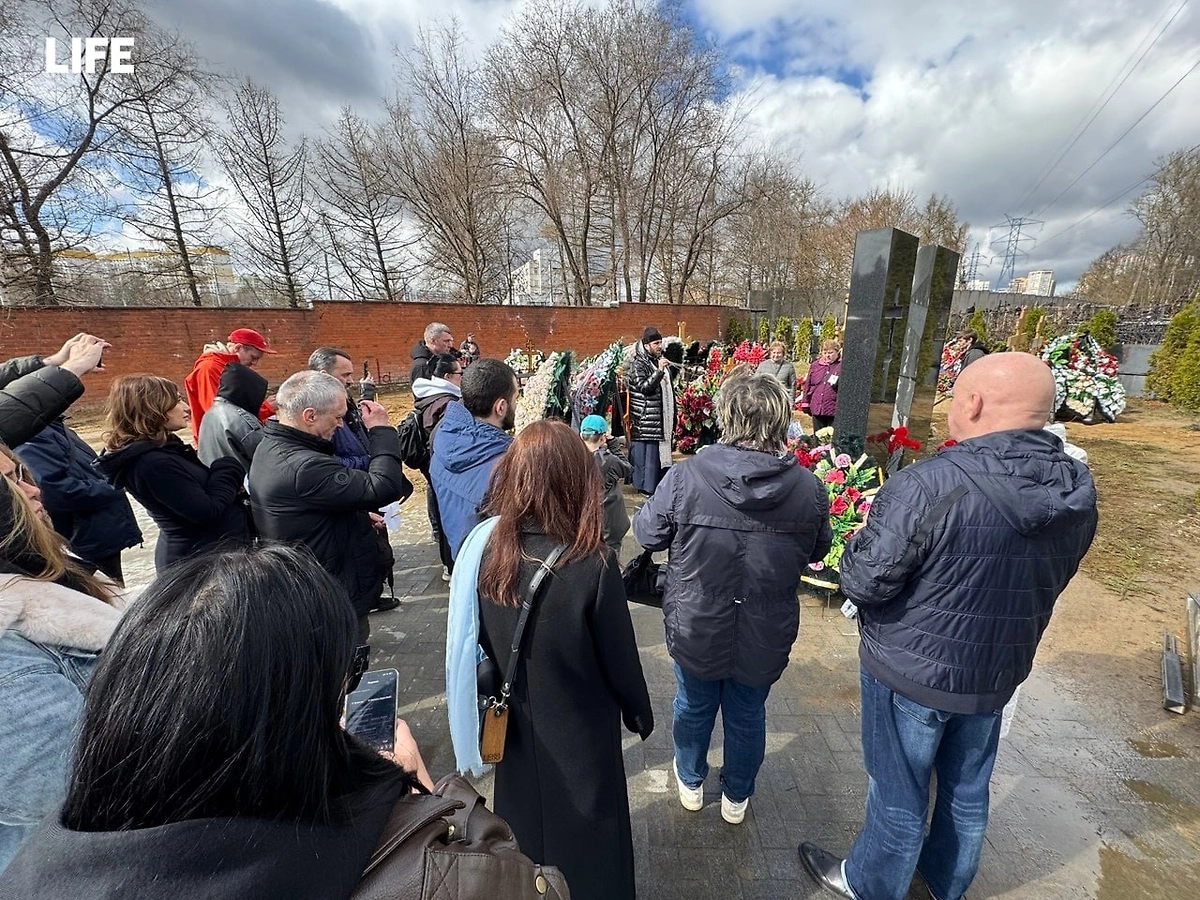 Родные Паши Техника в годовщину смерти рэпера почтили его память на кладбище