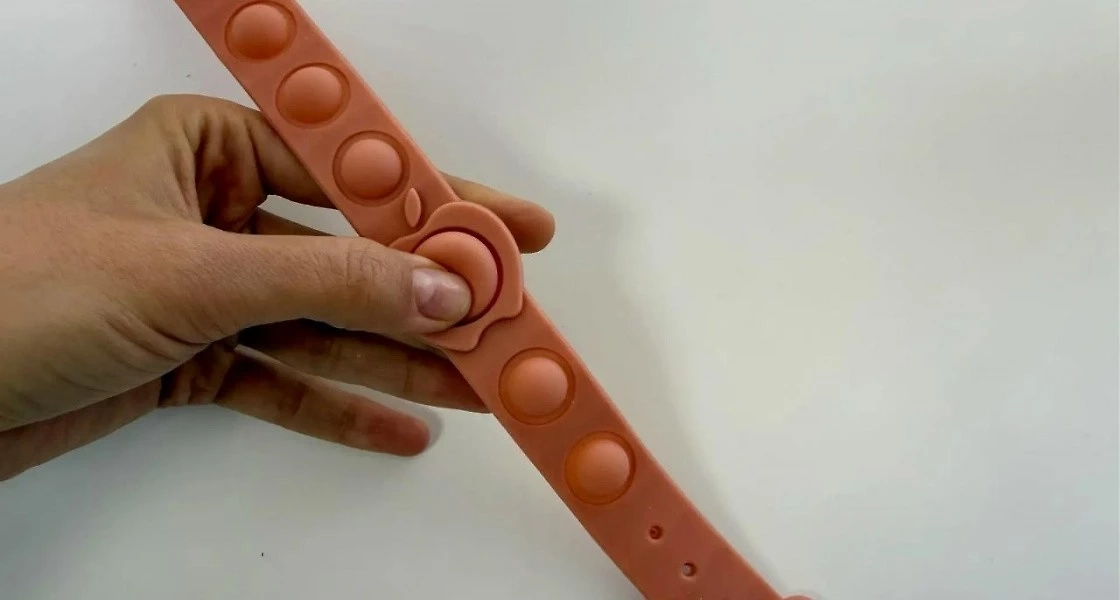 Спасение перед ЕГЭ: Попит-браслеты помогли российским школьникам одолеть стресс