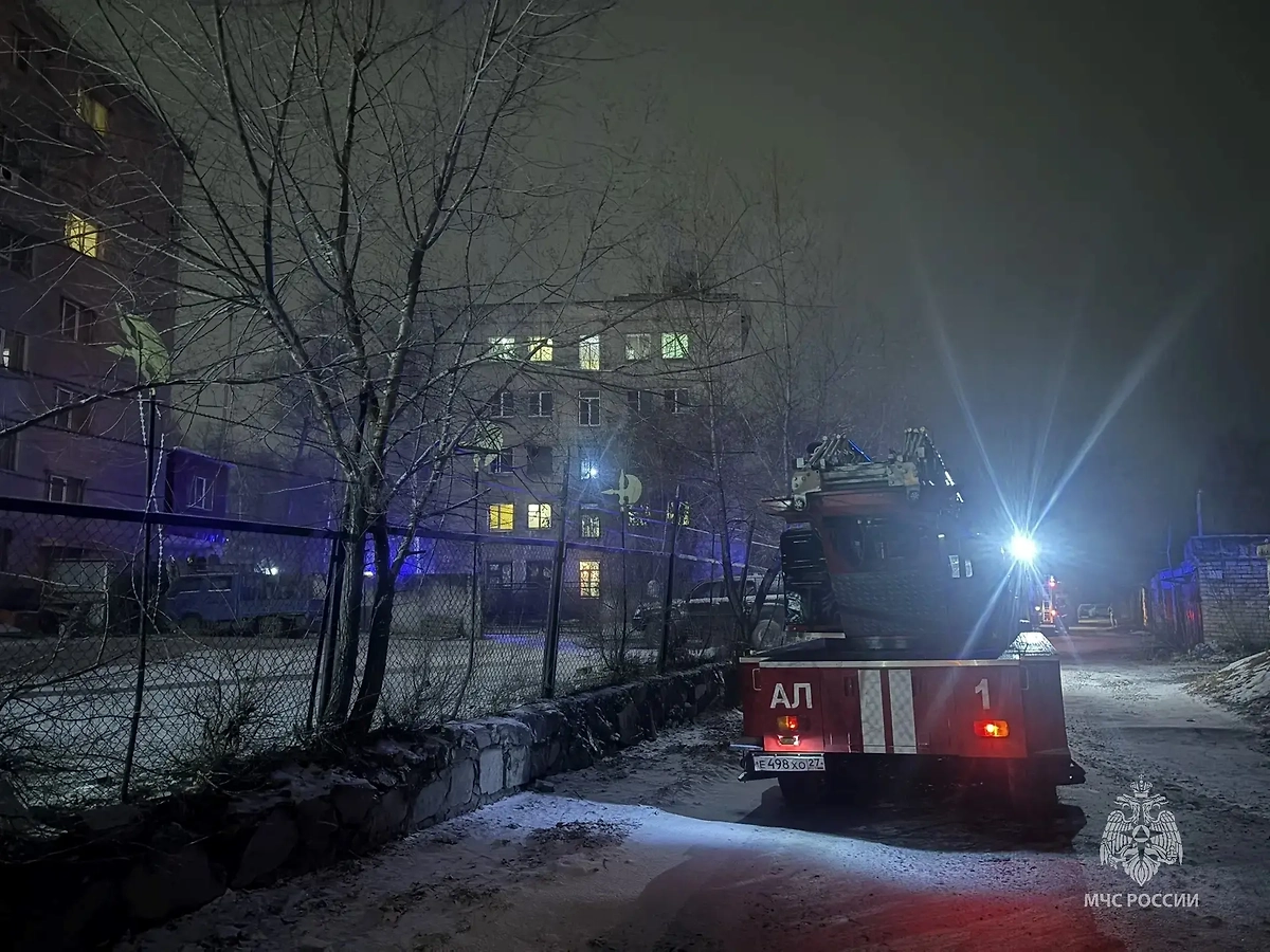 Пожар в пятиэтажке Хабаровска унёс жизни мужчины и женщины. Фото © Max / МЧС Хабаровского края