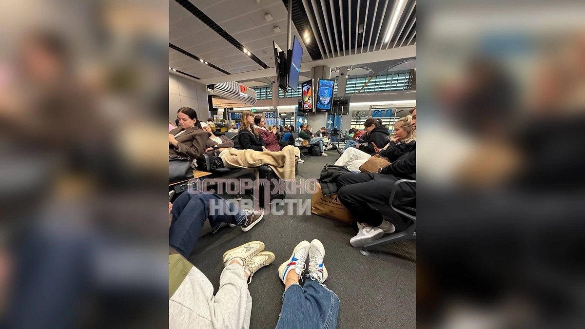 Туристы из России вынуждены спать на жёстких креслах и полу турецкого аэропорта из-за задержки рейса. Фото © Telegram / Осторожно, новости