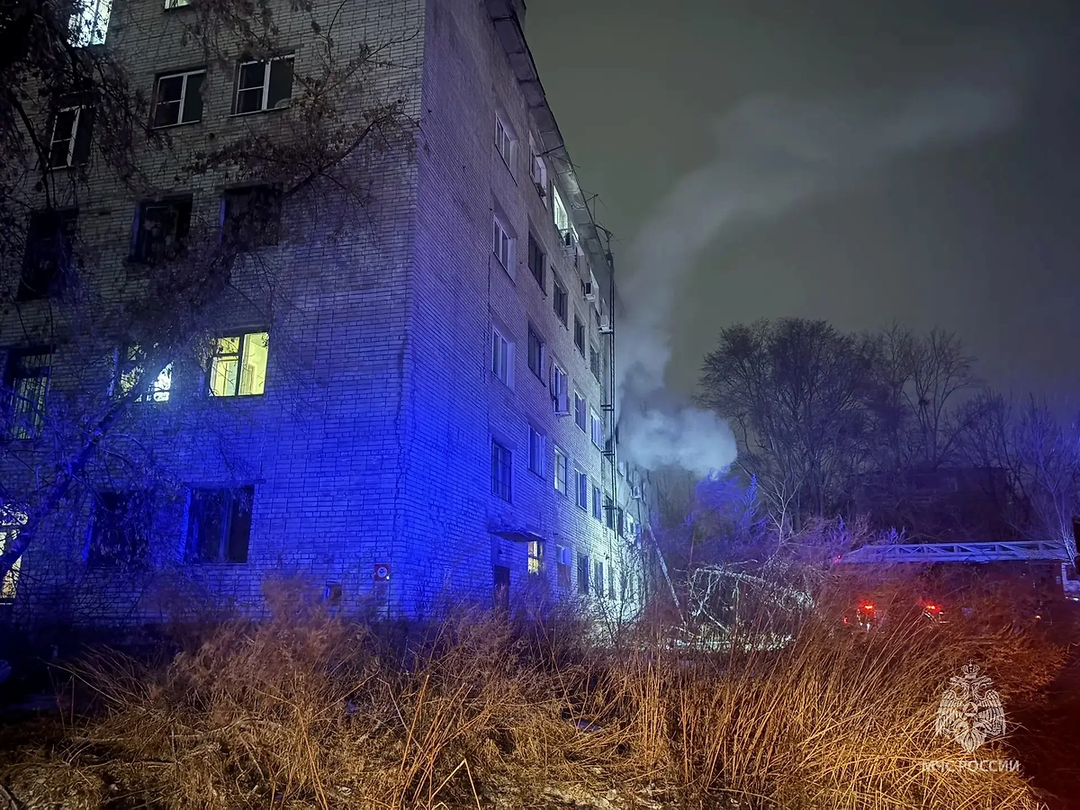 Пожар в пятиэтажке Хабаровска унёс жизни мужчины и женщины. Фото © Max / МЧС Хабаровского края