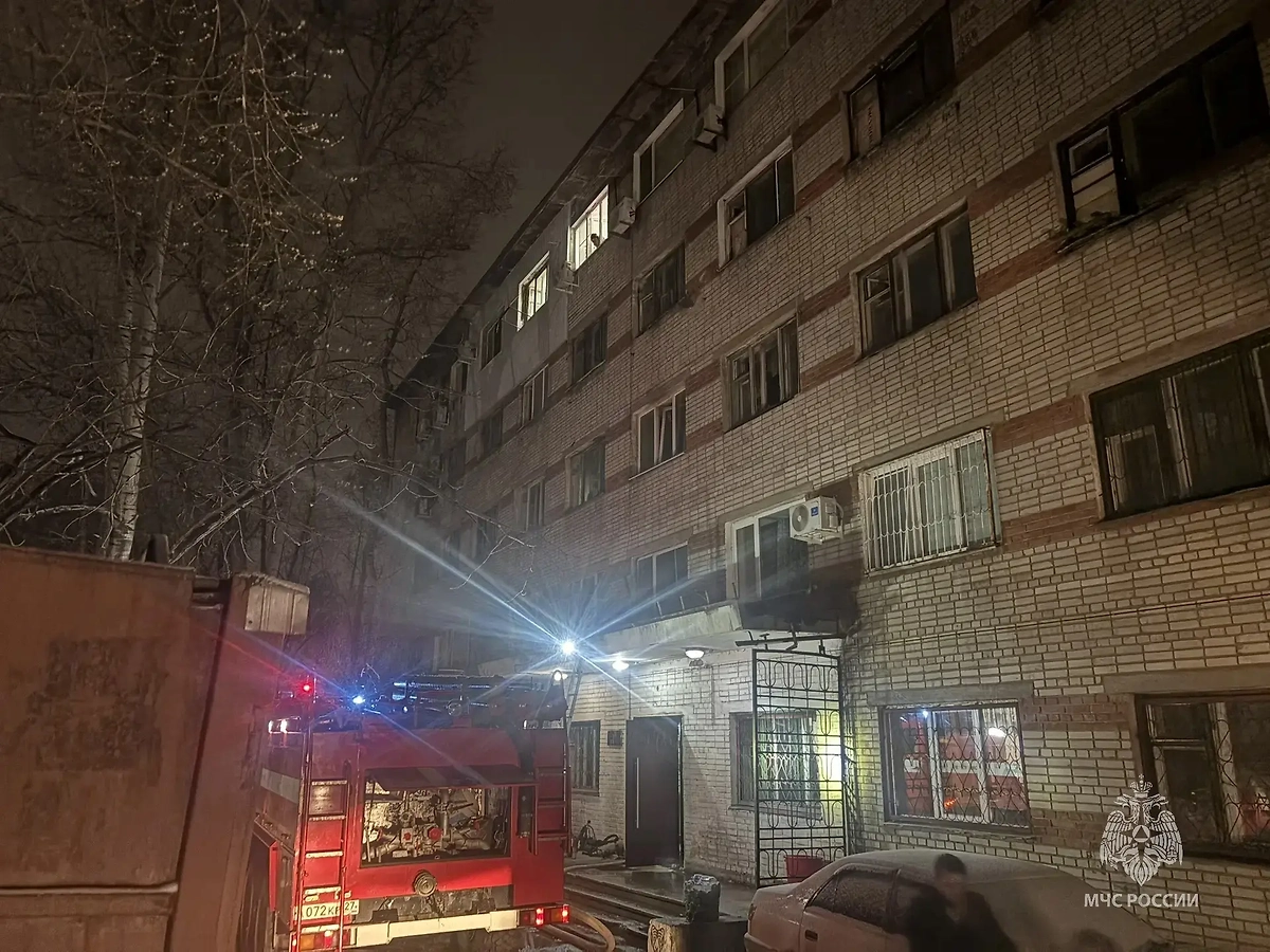 Пожар в пятиэтажке Хабаровска унёс жизни мужчины и женщины. Фото © Max / МЧС Хабаровского края