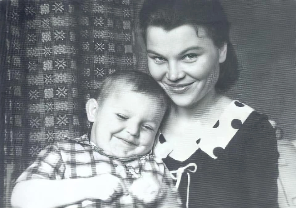 Михаил Круг в детстве с мамой, Зоей Петровной Воробьёвой. Фото © VK / Радио Шансон