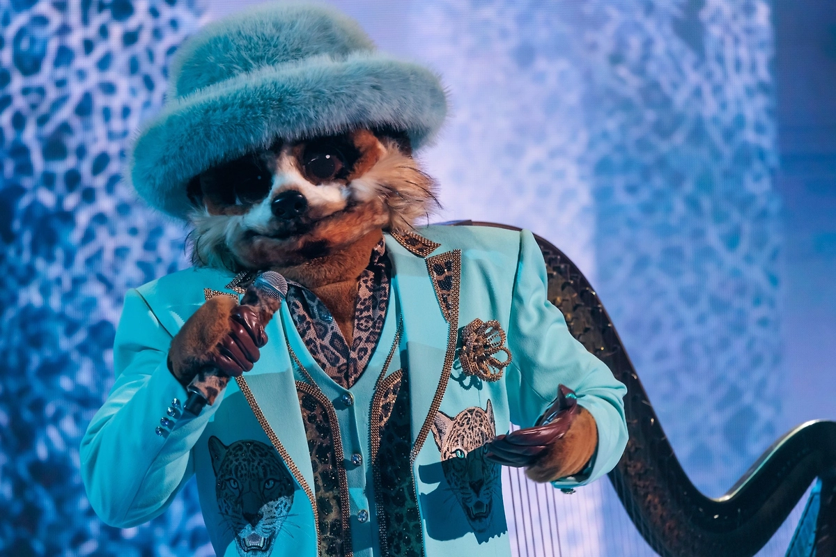 Шоу «Маска 7» девятый выпуск: Снегирь снял маску после предложения Колибри. Фото © VK / Маска