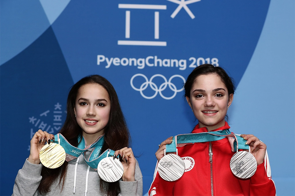 Алина Загитова и Евгения Медведева во время церемонии награждения призёров соревнований по фигурному катанию на XXIII зимних Олимпийских играх. Фото © ТАСС 