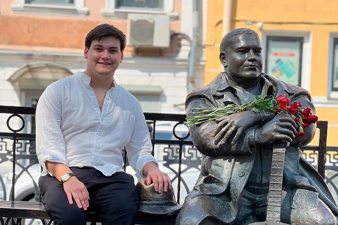 Сын музыканта Александр Круг рядом с памятником отцу в Твери. Фото © VK / Радио Шансон